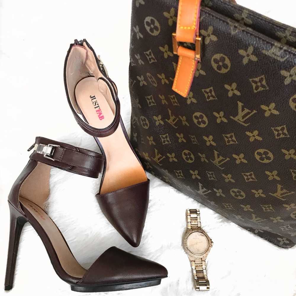 Minimalistic pumps with ankle strap.